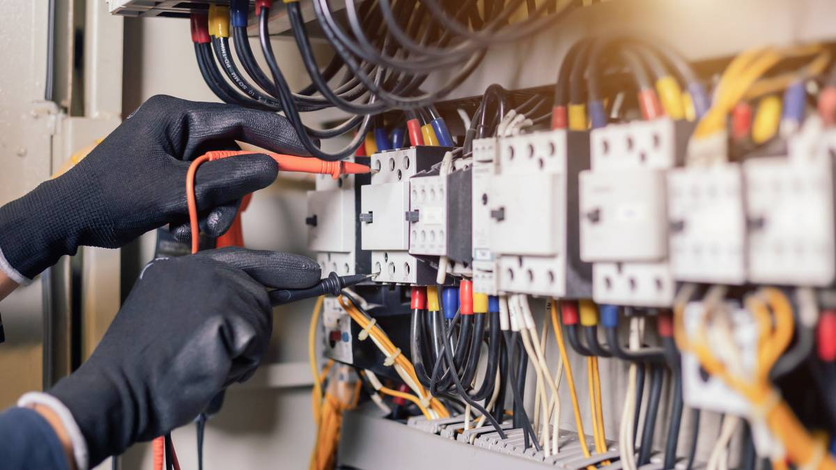 Warum die DGUV V3 Prüfung mit einer fachgerechten VDE Prüfung effizienter abläuft