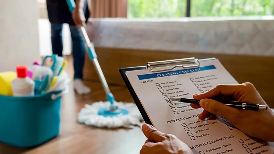 Professionelle Dachrinnenreinigung für sichere Gebäude